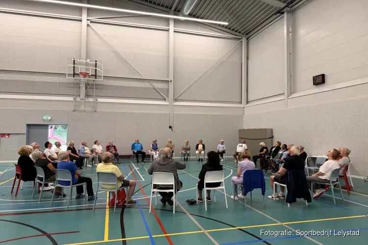 Senioren meten hun valrisico tijdens de Beweegochtend