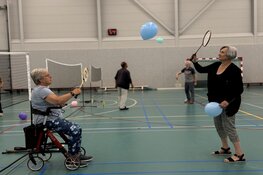 Senioren meten hun valrisico tijdens de Beweegochtend