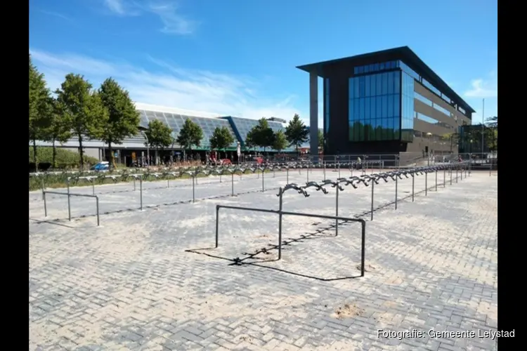 Tijdelijke fietsenstalling bij station klaar