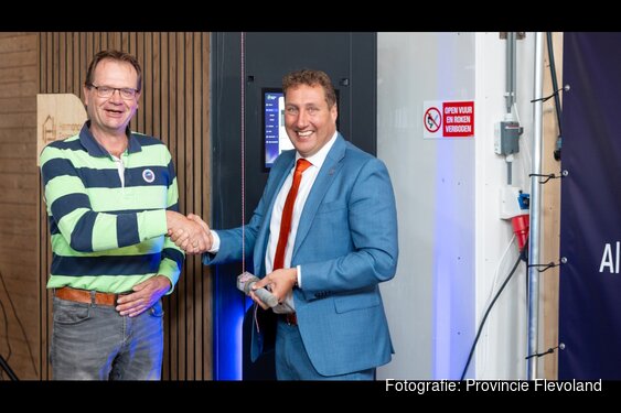 Gedeputeerde maakt eerste groene waterstof van Flevoland