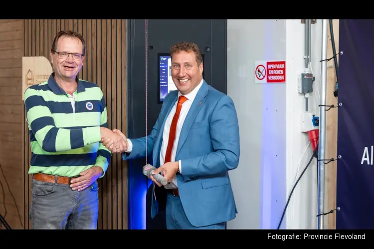 Gedeputeerde maakt eerste groene waterstof van Flevoland