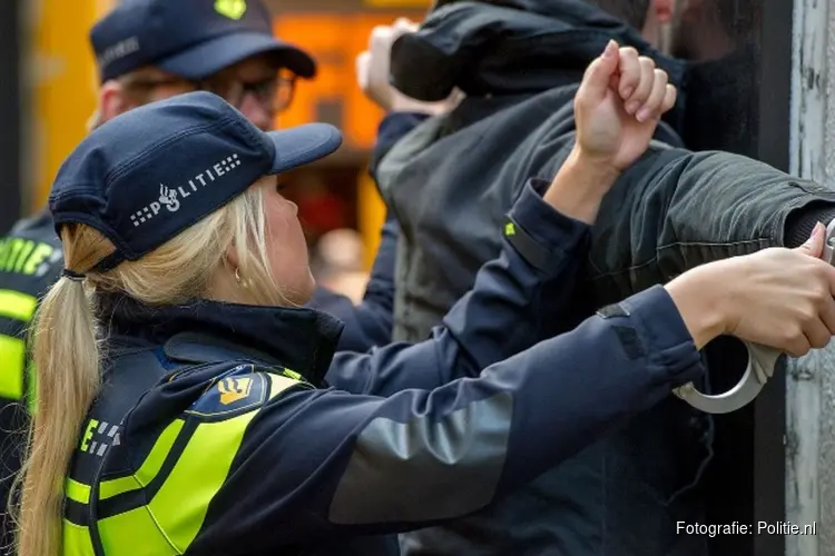 Vuurwerk en mogelijk vuurwapen aangetroffen aan de Horst en de Klip Lelystad