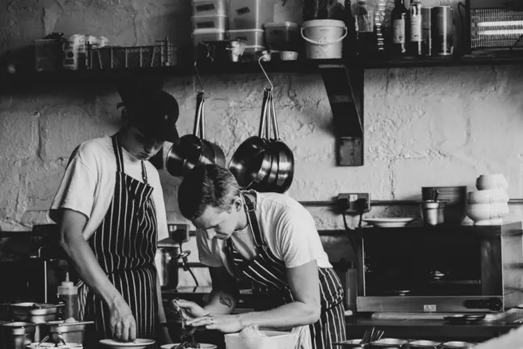 Efficiëntie en hygiëne in de horeca: de sleutelrol van serveerwagens en vaatwassers