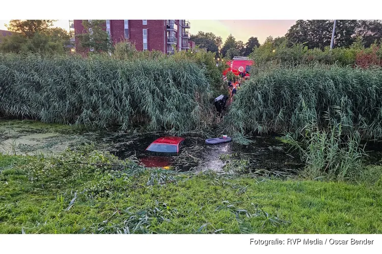 Auto belandt in sloot in Lelystad, bestuurder gewond