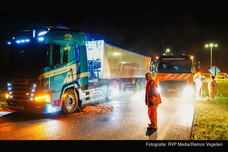 Vrachtwagen verliest lading slachtafval op N307