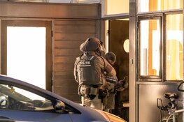 Arrestatieteam valt woning binnen in Lelystad, meerdere aanhoudingen