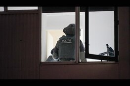 Arrestatieteam valt woning binnen in Lelystad, meerdere aanhoudingen