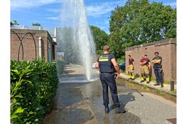 Water spuit metershoog door opengemaakte brandkraan