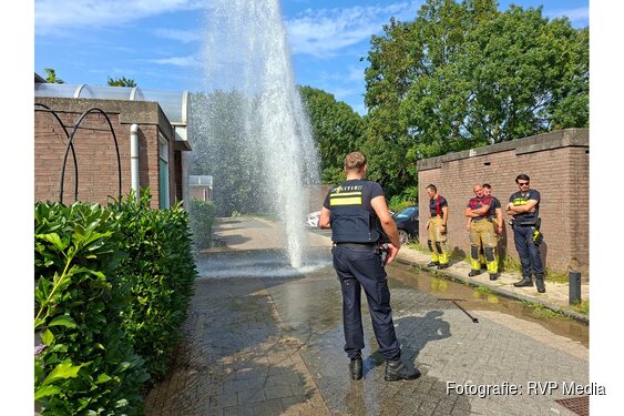 Water spuit metershoog door opengemaakte brandkraan