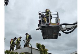 Dak beschadigd na brand, buurman probeert brand te blussen met tuinslang