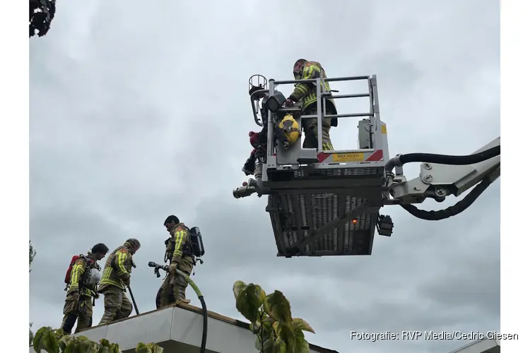 Dak beschadigd na brand, buurman probeert brand te blussen met tuinslang