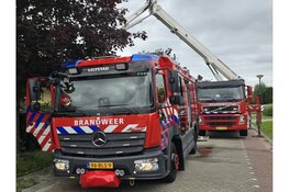 Dak beschadigd na brand, buurman probeert brand te blussen met tuinslang