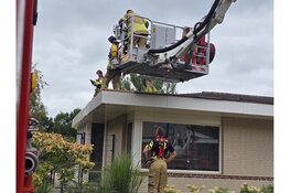 Dak beschadigd na brand, buurman probeert brand te blussen met tuinslang