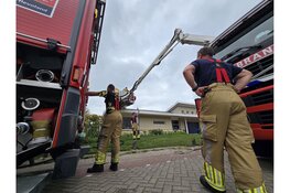 Dak beschadigd na brand, buurman probeert brand te blussen met tuinslang