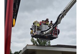 Dak beschadigd na brand, buurman probeert brand te blussen met tuinslang