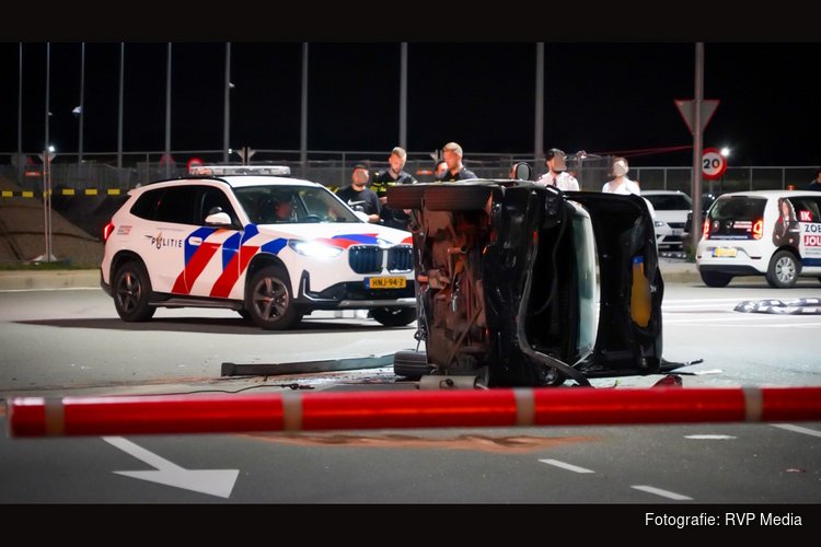 Auto slaat over de kop na mogelijke achtervolging