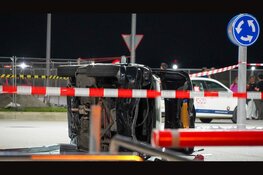 Auto slaat over de kop na mogelijke achtervolging