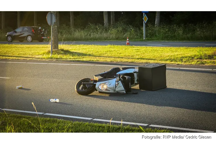 Eten over de weg na aanrijding tussen scooter en auto