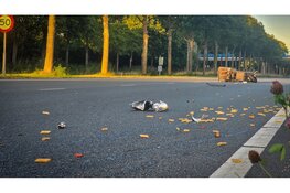 Eten over de weg na aanrijding tussen scooter en auto