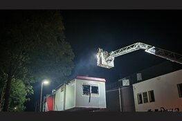 Bouwkeet vliegt in brand bij bedrijf in Lelystad