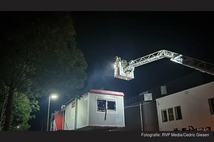 Bouwkeet vliegt in brand bij bedrijf in Lelystad