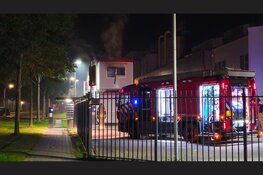 Bouwkeet vliegt in brand bij bedrijf in Lelystad