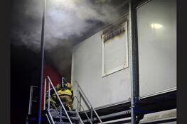 Bouwkeet vliegt in brand bij bedrijf in Lelystad