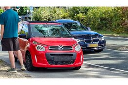 Voorraam auto beschadigd na aanrijding met fietser in Lelystad