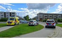 Voorraam auto beschadigd na aanrijding met fietser in Lelystad