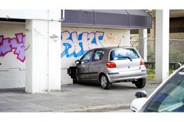 Automobilist verliest macht over stuur en ramt gevel in Lelystad