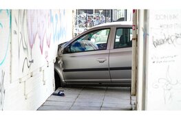 Automobilist verliest macht over stuur en ramt gevel in Lelystad