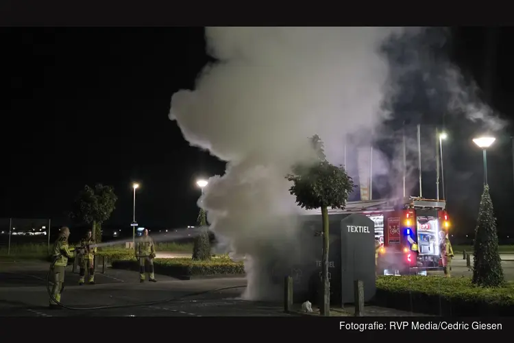 Kledingcontainer in brand op Palazzo