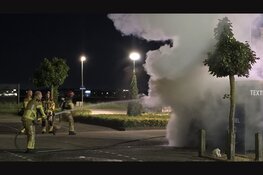 Kledingcontainer in brand op Palazzo