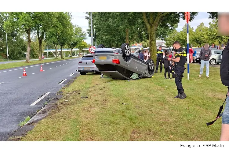 Auto vliegt over de kop na aanrijding