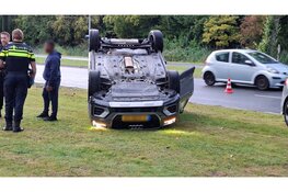 Auto vliegt over de kop na aanrijding