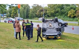 Auto vliegt over de kop na aanrijding