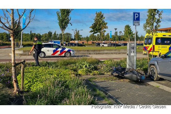 Scooterrijder naar het ziekenhuis na aanrijding met auto in Lelystad