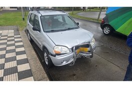 Auto botst tegen boom na slippartij