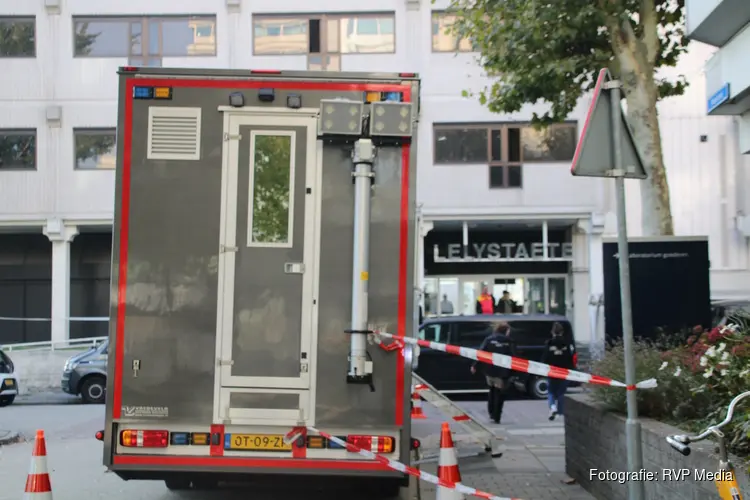 Overleden persoon aangetroffen, politie doet groot onderzoek
