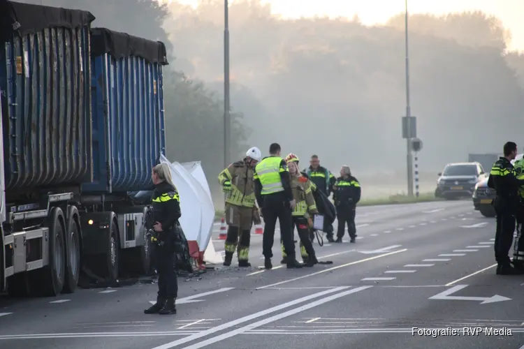Automobilist overleden na botsing achterop vrachtwagen