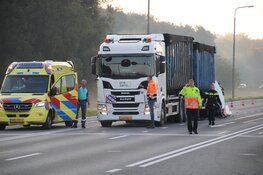 Automobilist overleden na botsing achterop vrachtwagen