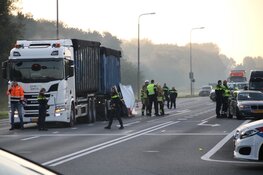 Automobilist overleden na botsing achterop vrachtwagen