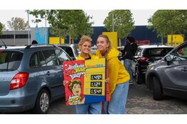 Lange rijen voor supertank actie bij tankstation in Lelystad