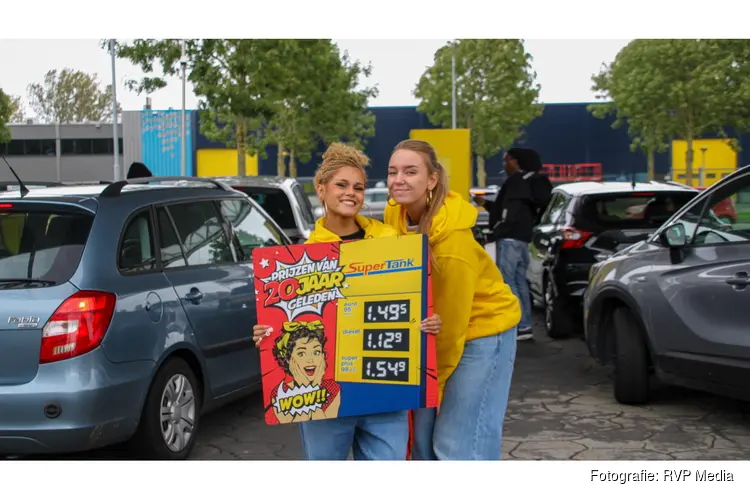 Lange rijen voor supertank actie bij tankstation in Lelystad