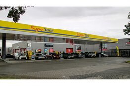 Lange rijen voor supertank actie bij tankstation in Lelystad