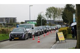 Lange rijen voor supertank actie bij tankstation in Lelystad