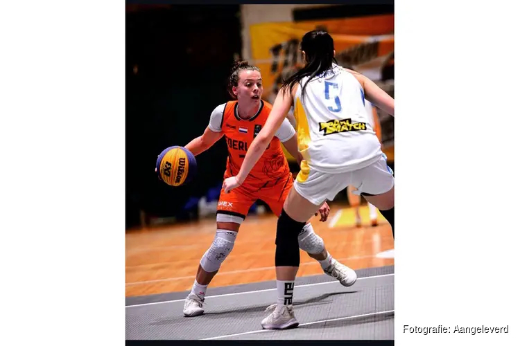 3x3 TeamNL basketbalster Karin Kuijt opent indoor basketbalevenement in Lelystad