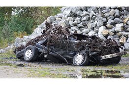 Auto aangetroffen in Trintelhaven op dijk tussen Lelystad en Enkhuizen