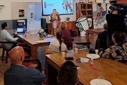 Oud-profvoetbalster Anouk Hoogendijk geeft inspiratiesessie aan Lelystadse sportbestuurders over topsport