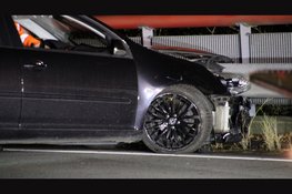 Automobilist vliegt uit bocht boven op viaduct